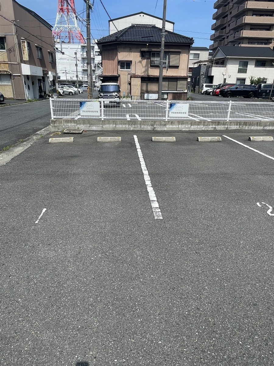 １番・２番が予約者専用駐車場です。