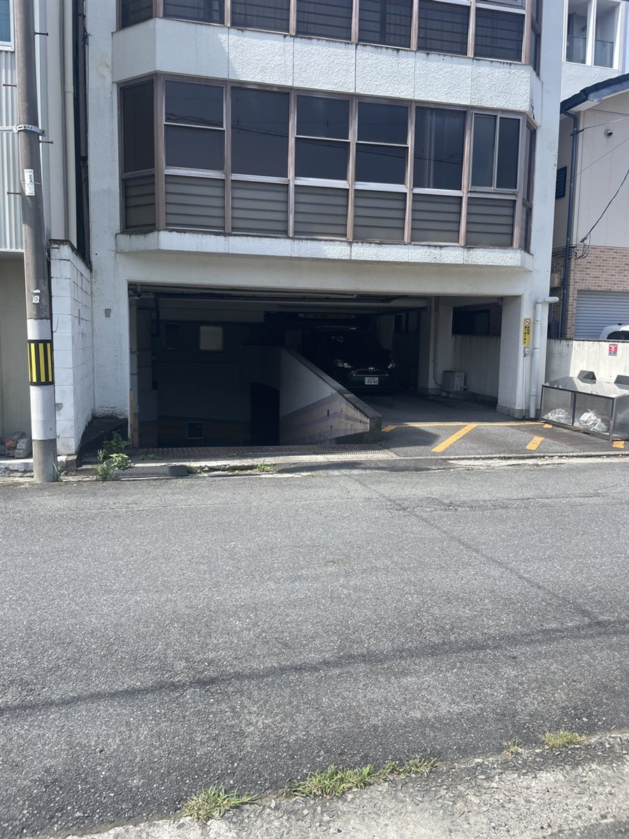 右手側にすすむと店舗入り口が見えてまいります。