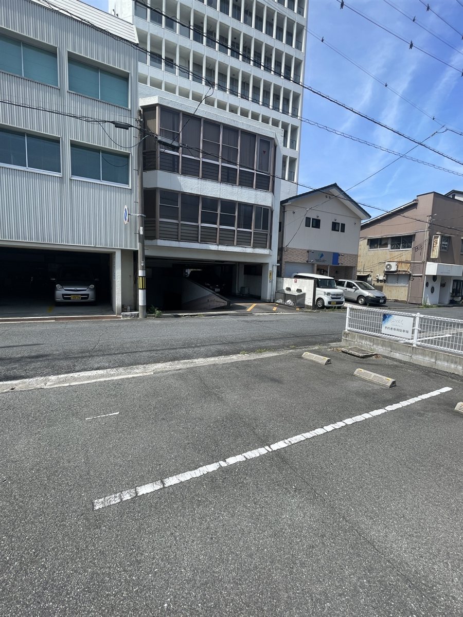 駐車場から店舗方向へ進みます。